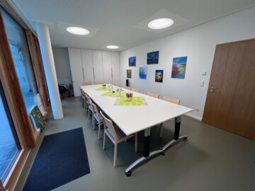 Der Gruppenraum im Seniorentreff ist flexibel nutzbar, für bis zu 16 Personen.